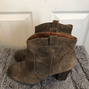 Indigo by Clark’s Brown Suede Booties (Size 9.5)